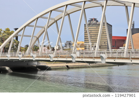 A view of the iron bridge over the Murasaki River in Kokurakita Ward, Kitakyushu City, and Kokura Castle A view of the iron bridge over the Murasaki River in Kokurakita Ward, Kitakyushu City, and Kokura Castle 119427901