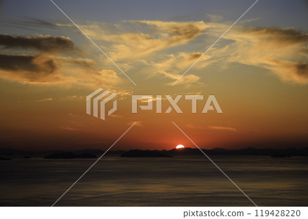 《Kagawa Prefecture, Mt. Shiude》 Sunset and sunset from Mt. Shiude observation deck 《Kagawa Prefecture, Mt. Shiude》 Sunset and sunset from Mt. Shiude observation deck 119428220