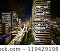 建築物和高速公路在晚上 119429198