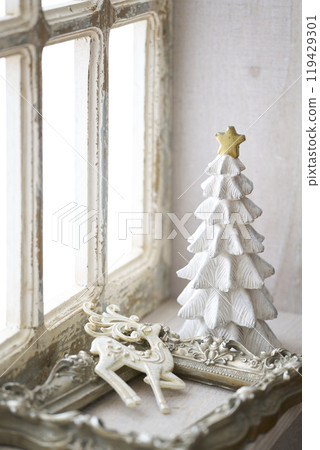 Christmas tree on an antique windowsill 119429301