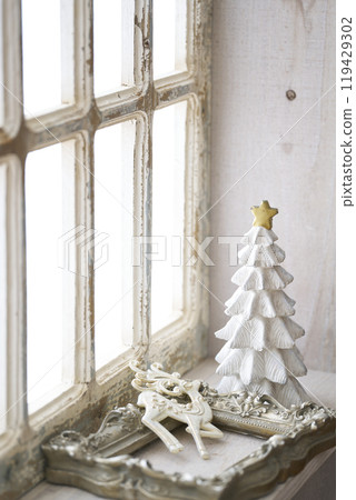 Christmas tree on an antique windowsill 119429302