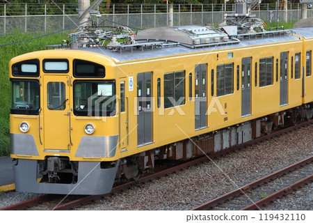 發往近江鐵道前的西武線2000系列車 119432110