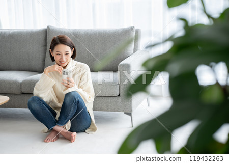 操作智能手機的女人 119432263