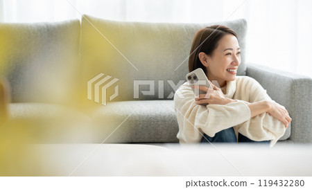 操作智能手機的女人 119432280