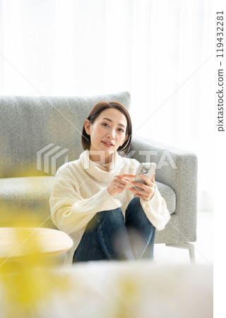 操作智能手機的女人 119432281