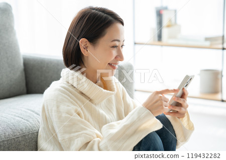 操作智能手機的女人 119432282