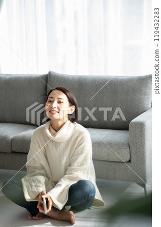 操作智能手機的女人 119432283