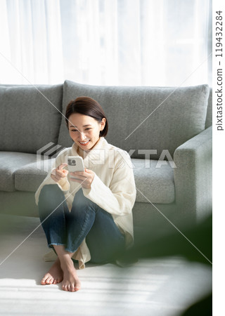 Woman operating a smartphone 119432284