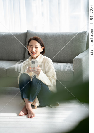 操作智能手機的女人 119432285