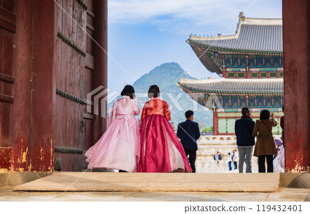 首爾，景福宮，韓服的遊客 119432401