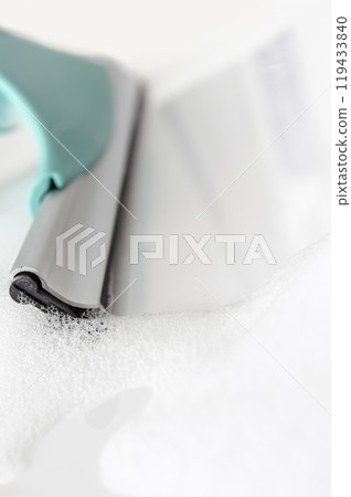 Cleaning white tiles 119433840