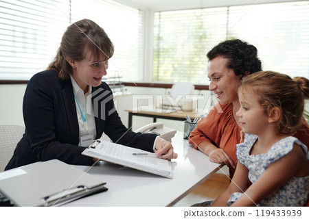 Social Worker Discussing Agreement With Family 119433939