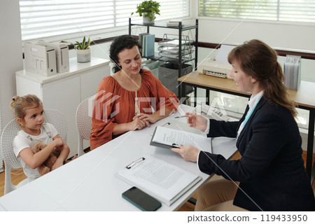 Social Worker Working With Adoption Family Social Worker Working With Adoption Family 119433950