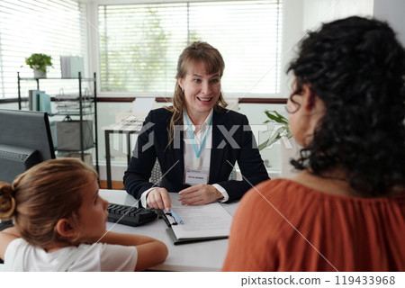 Social Worker Having Meeting With Family Social Worker Having Meeting With Family 119433968