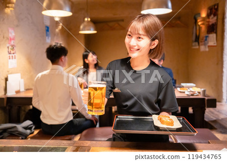 居酒屋的女服務生提供啤酒 119434765