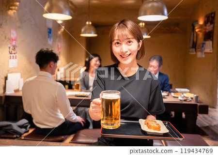 居酒屋的女服務生提供啤酒 119434769