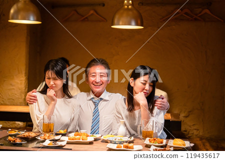 商人在宴會桌上與一位女士手挽手 商人在宴會桌上與一位女士手挽手 119435617