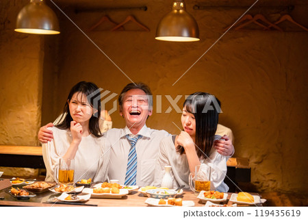 商人在宴會桌上與一位女士手挽手 119435619