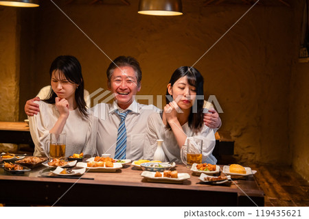 A businessman putting his arm around a woman at a banquet 119435621