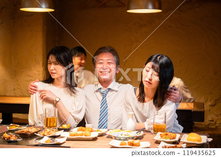 商人在宴會桌上與一位女士手挽手 119435625