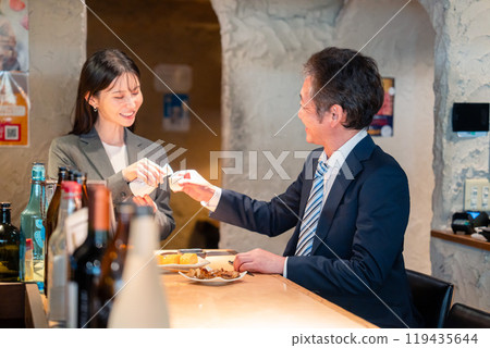 高級商人與女人喝酒 119435644