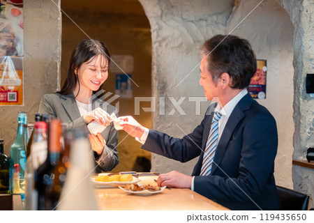 高級商人與女人喝酒 119435650