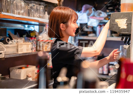餐廳使用啤酒服務生的女店員 119435947