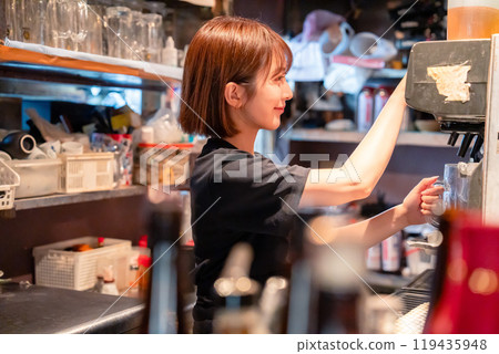 餐廳使用啤酒服務生的女店員 餐廳使用啤酒服務生的女店員 119435948
