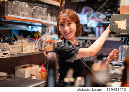 餐廳使用啤酒服務生的女店員 餐廳使用啤酒服務生的女店員 119435950