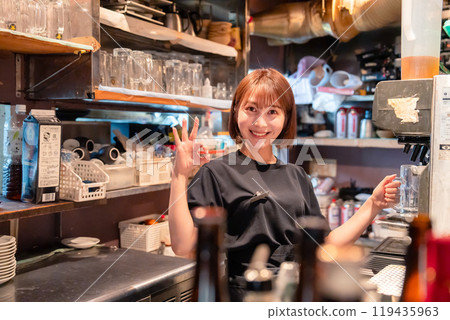 餐廳使用啤酒服務生的女店員 餐廳使用啤酒服務生的女店員 119435963