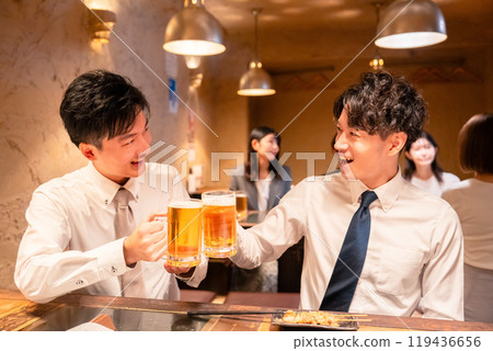 兩個年輕商人在酒吧喝啤酒 119436656
