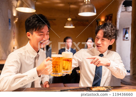 兩個年輕商人在酒吧喝啤酒 119436660