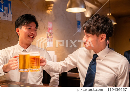 兩個年輕商人在酒吧喝啤酒 兩個年輕商人在酒吧喝啤酒 119436667