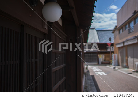 Photographing the streetscape of "Sekijuku" in Kameyama City, Mie Prefecture, the 47th post town on the Tokaido road that still retains the atmosphere of the Edo period Photographing the streetscape of "Sekijuku" in Kameyama City, Mie Prefecture, the 47th post town on the Tokaido road that still retains the atmosphere of the Edo period 119437243