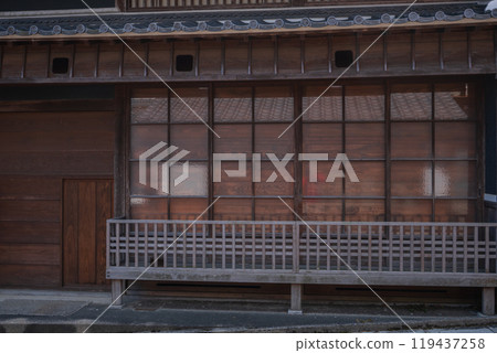 Photographing the streetscape of "Sekijuku" in Kameyama City, Mie Prefecture, the 47th post town on the Tokaido road that still retains the atmosphere of the Edo period Photographing the streetscape of "Sekijuku" in Kameyama City, Mie Prefecture, the 47th post town on the Tokaido road that still retains the atmosphere of the Edo period 119437258
