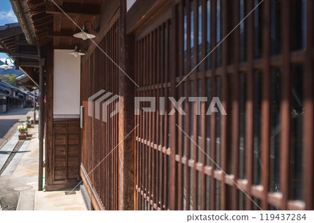Photographing the streetscape of "Sekijuku" in Kameyama City, Mie Prefecture, the 47th post town on the Tokaido road that still retains the atmosphere of the Edo period Photographing the streetscape of "Sekijuku" in Kameyama City, Mie Prefecture, the 47th post town on the Tokaido road that still retains the atmosphere of the Edo period 119437284