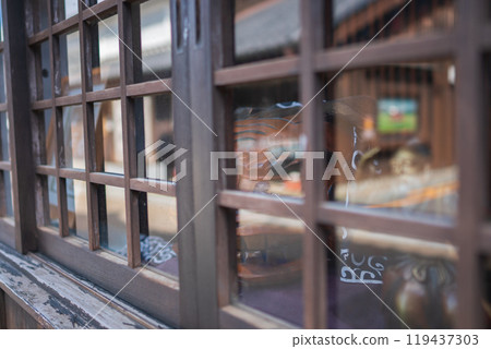 拍攝三重縣龜山市關宿的街景,這裡是東海道第47個驛站城鎮,保留江戶時代的街景。 拍攝三重縣龜山市關宿的街景,這裡是東海道第47個驛站城鎮,保留江戶時代的街景。 119437303