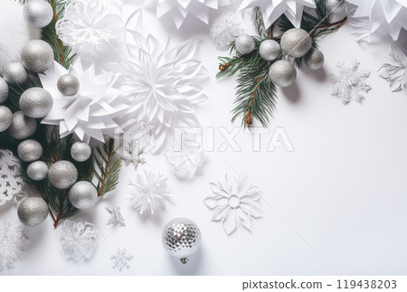 聖誕背景,白色剪紙水晶和銀球 聖誕背景,白色剪紙水晶和銀球 119438203
