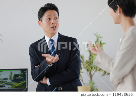 堅決主張自己觀點的商人_1 119438636