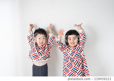 Children smiling and waving 119439121