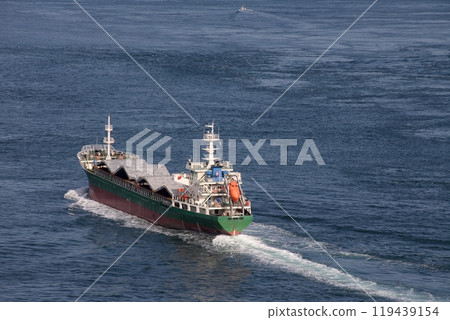 一艘貨船在來島海峽的潮汐中航行 119439154