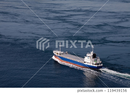 一艘貨船在來島海峽的潮汐中航行 119439156