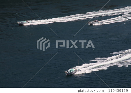 一艘漁船駛向來島海峽漁場 一艘漁船駛向來島海峽漁場 119439159