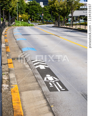 道路左端安裝自行車導航標誌（白色）和自行車導航線（藍色） 119439397