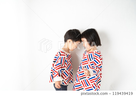 情侶擁抱 119439419