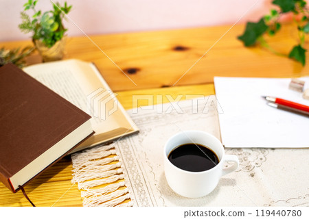 咖啡和書在桌子上 119440780