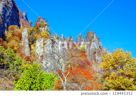 藍天和秋葉的岩石山峰 119441352