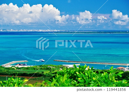 沖繩縣小濱島、石垣島和從大竹觀景台看到的進入小濱港的客輪 119441856