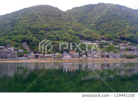 從鞆之浦鞆港碼頭眺望平靜的海灘-1 從鞆之浦鞆港碼頭眺望平靜的海灘-1 119442108