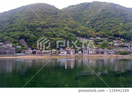 從鞆之浦鞆港-2碼頭眺望平靜的海灘 119442109